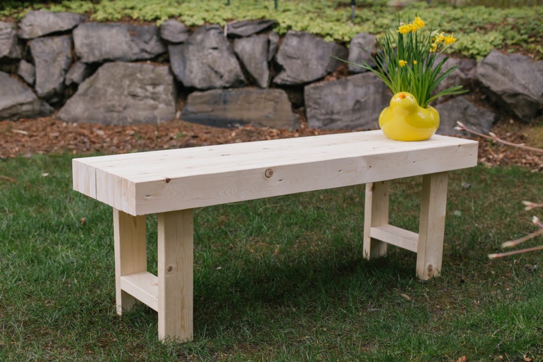 Simple DIY Outdoor Bench - Home Improvement Projects to inspire